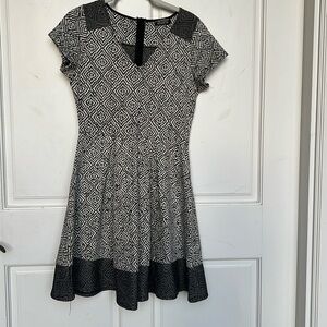 Black/white, v-neck, zipper back